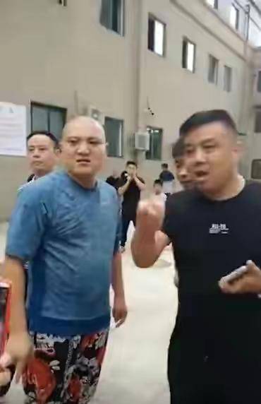 原创空军第一政委余立金路途中遭遇歹徒挑衅将军说有本事你来试试