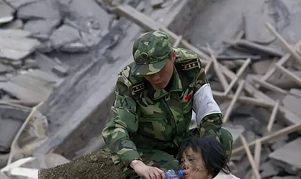 地震失去10位亲人,今拒绝告诉儿子:愧对英雄称号_家人_彭州市_救援