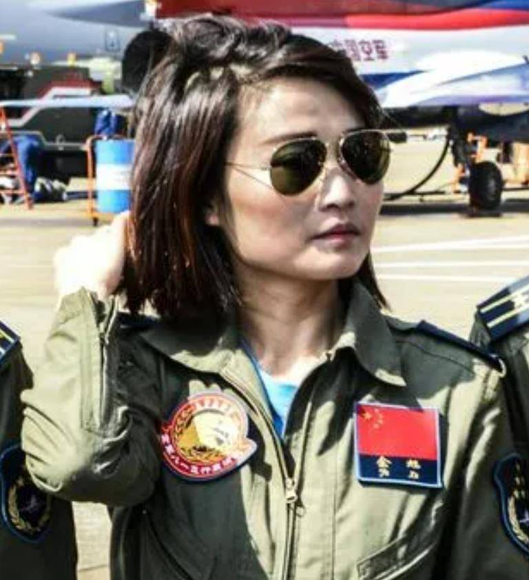 原创空军英烈余旭牺牲后36万群众挥泪送别墓地一年四季鲜花环绕