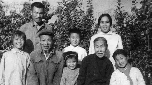 19岁的董存瑞牺牲后他家人后来都过得如何妻子的举动令人泪目
