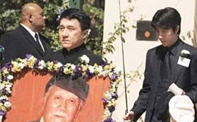 原创2013年成龙携父亲骨灰回安徽老家在大哥家停留十几分钟后回港