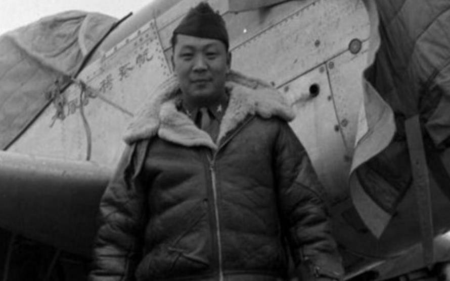 1965年李显斌驾机叛逃获280万奖金迎娶特工26年后回乡被捕