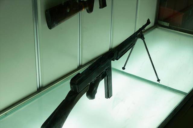 军博6只手枪被盗,时隔4年神秘人现身:我知道是谁干的_枪支_武器_玻璃