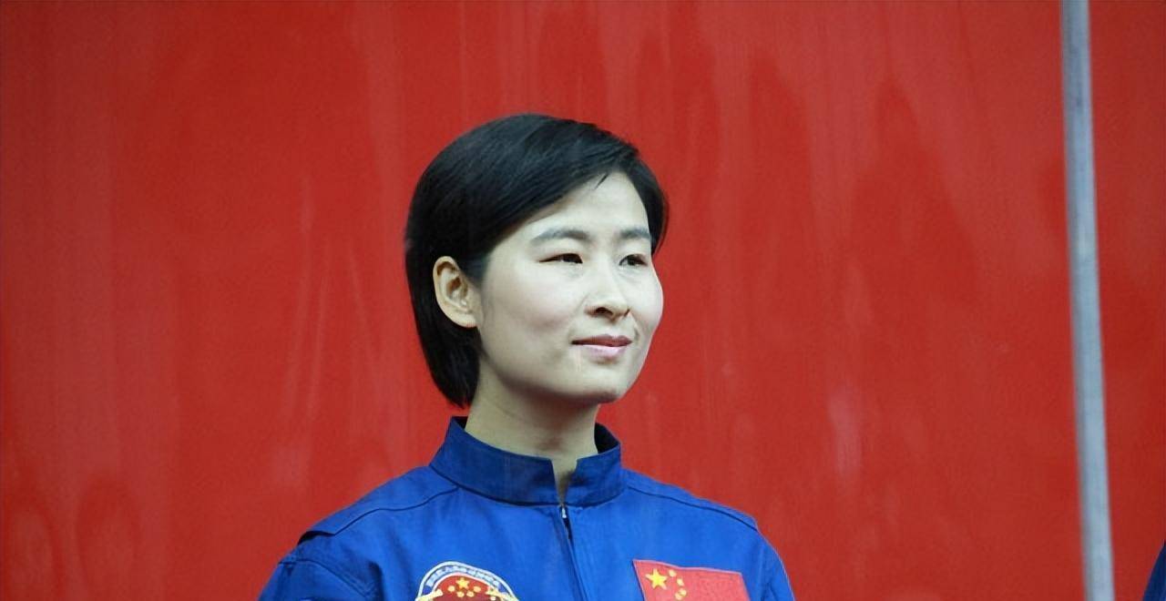 中国首位女宇航员:刘洋返回地球后为爱隐退,如今家庭事业双丰收_飞行