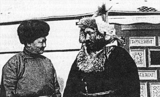 原创乌斯满被捕后脚戴镣铐跪地祈祷行刑时浑身发抖至死不肯悔改