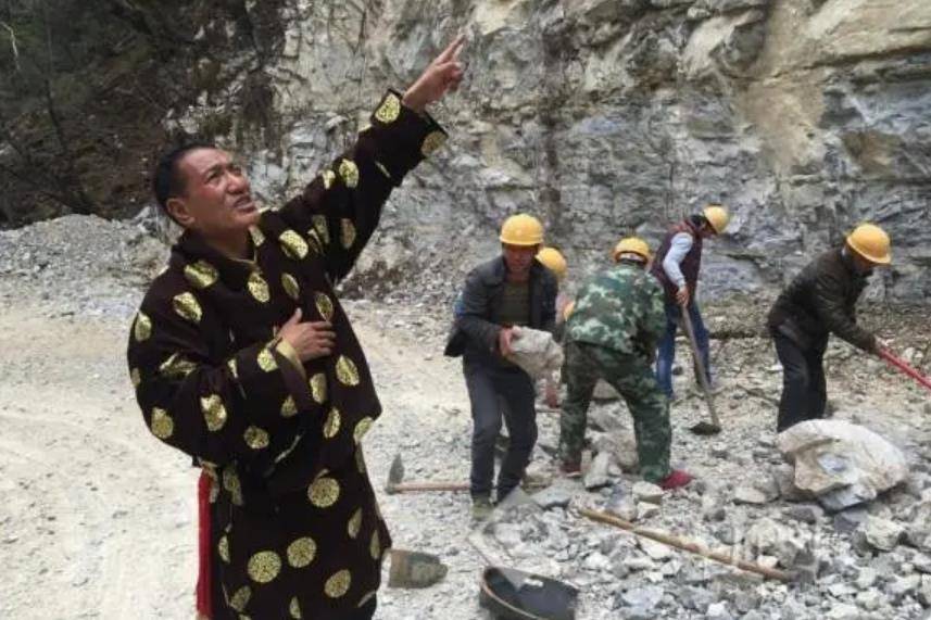 原创云南小伙左眼失明白手起家22年赚4000万却要回乡修路负债上亿