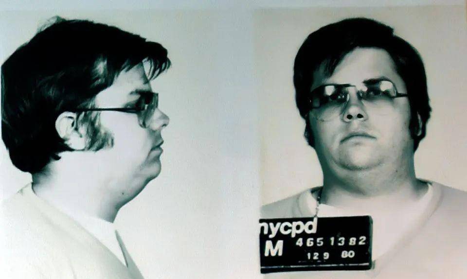 他最羡慕的就是暗杀约翰·列侬的查普曼,他觉得查普曼出名太容易了.