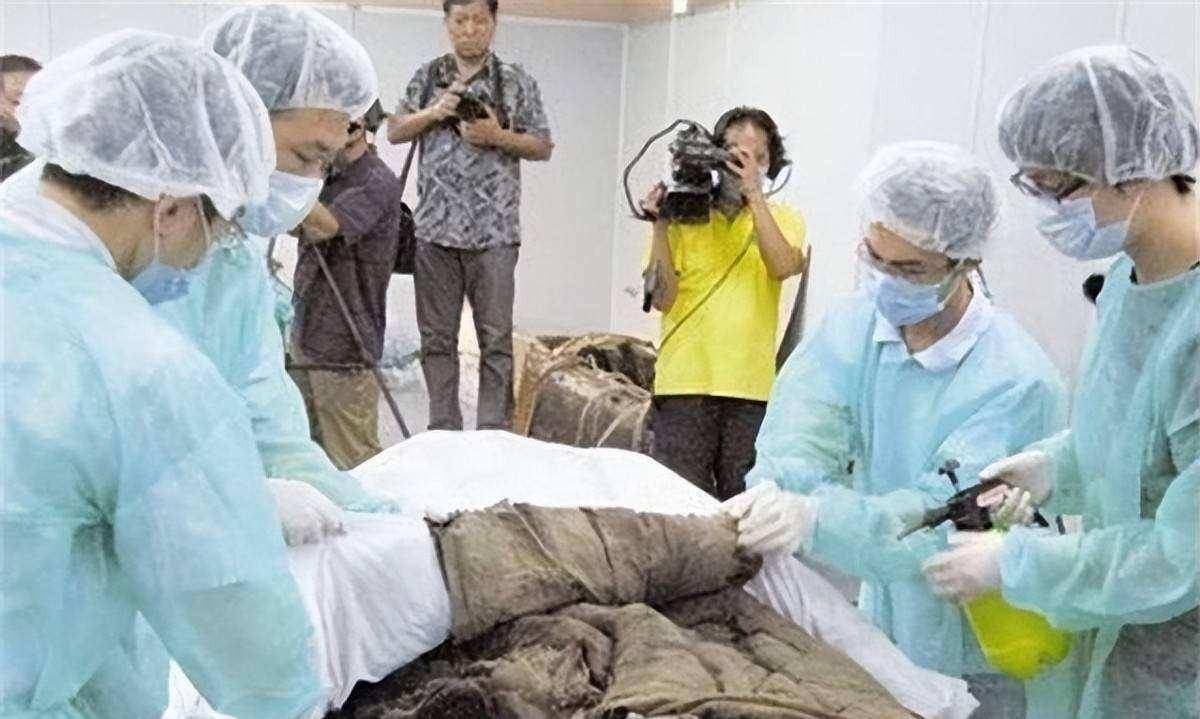 1999年出土不腐女尸死状诡异腿间留有胎盘专家推测出悲惨死因