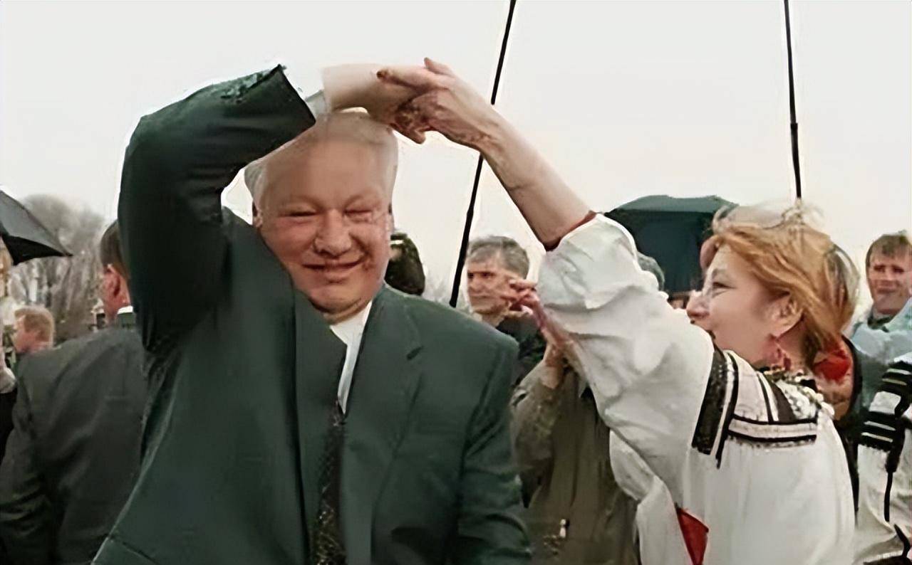 07年叶利钦去世享国葬妻子选择与女儿同住普京如何对待她们