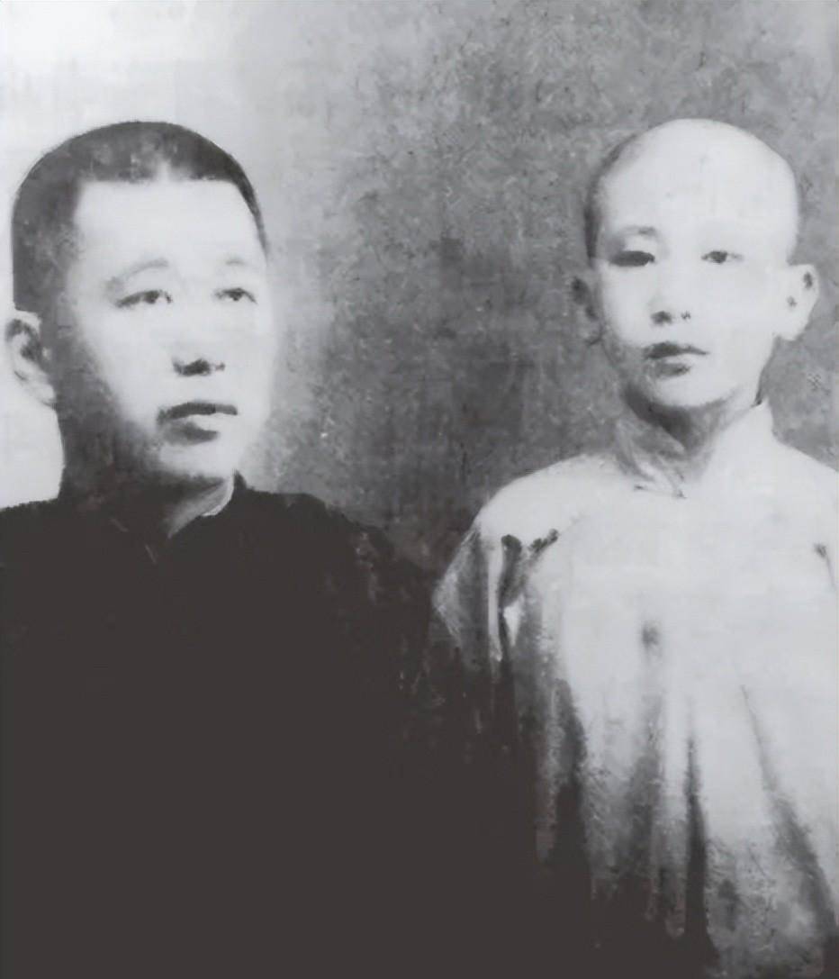 少年时期的刘光斗(右)与父亲刘本钊合影于北京寓所刘光斗为家中长子