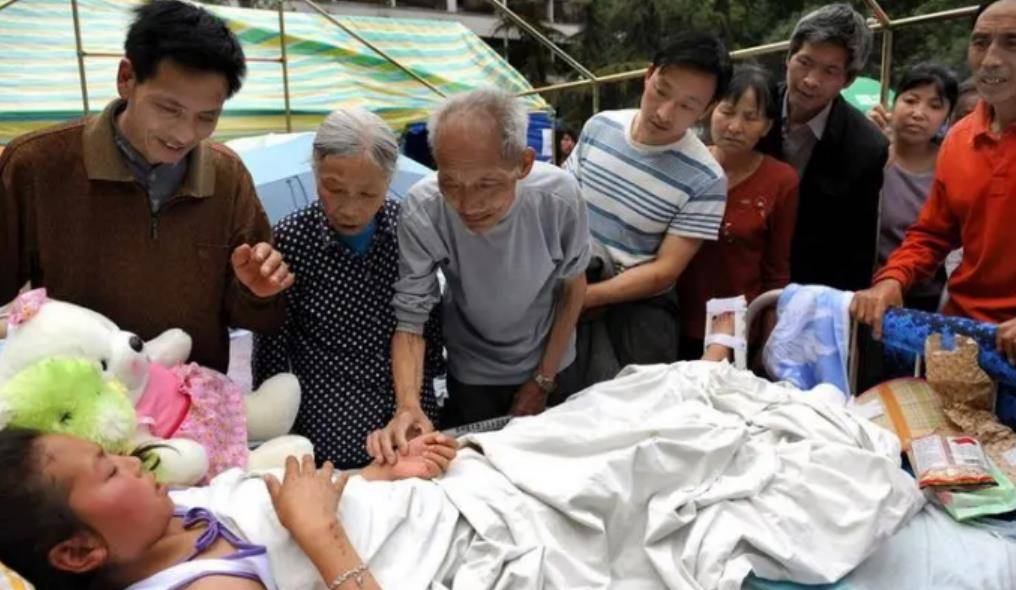 同学,13岁女孩被困废墟超50个小时痛失右腿,现状如何_地震_汶川_时候
