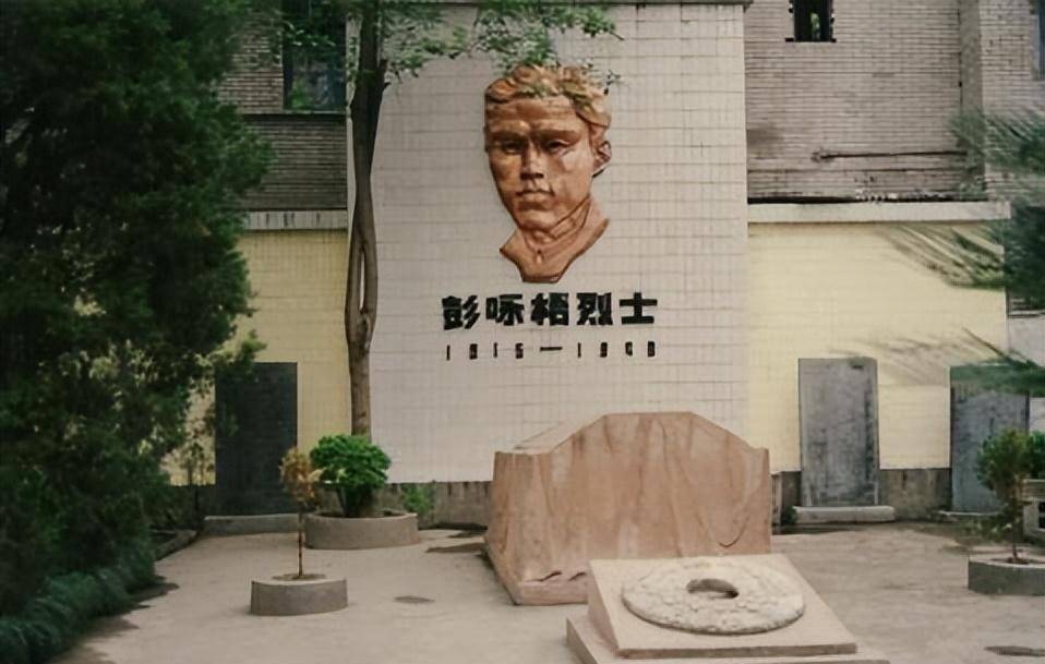 原创彭咏梧江竹筠的丈夫牺牲后人们寻找他的遗体时看到一条红蛇