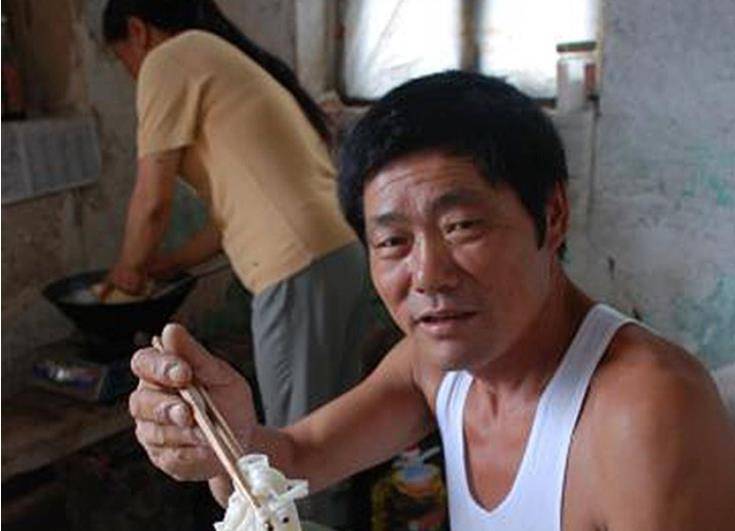 原创守岛夫妻坚守孤岛32年无电无淡水年薪5千深夜喝酒壮胆