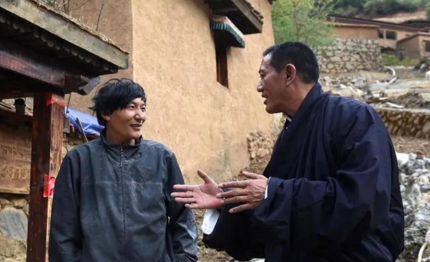 原创云南小伙左眼失明白手起家22年赚4000万却要回乡修路负债上亿