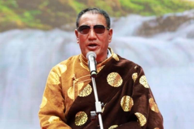 原创云南小伙左眼失明白手起家22年赚4000万却要回乡修路负债上亿