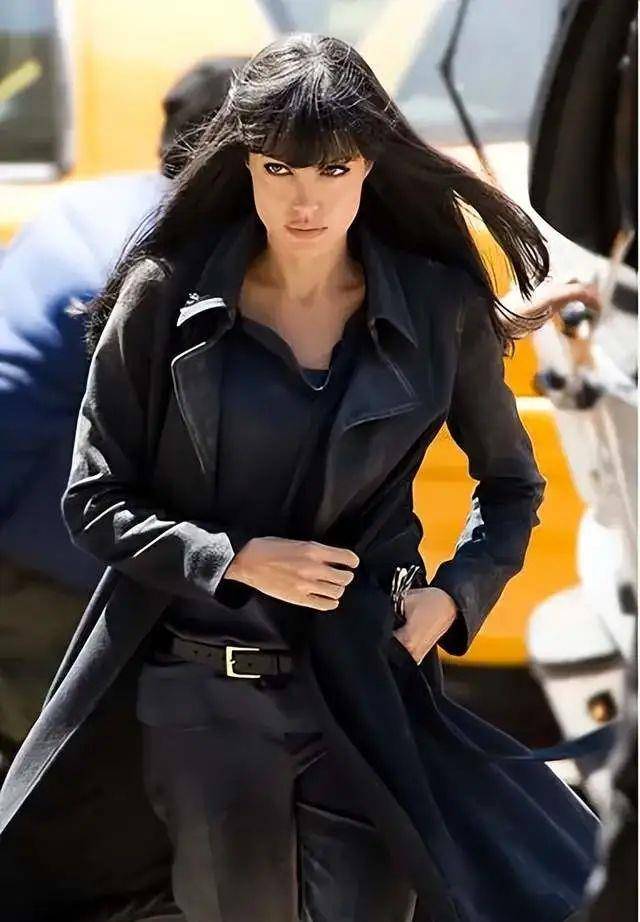 科特奥为索米娅的姿色倾倒,热情地邀请索米娅去军事观察团的驻地横滨