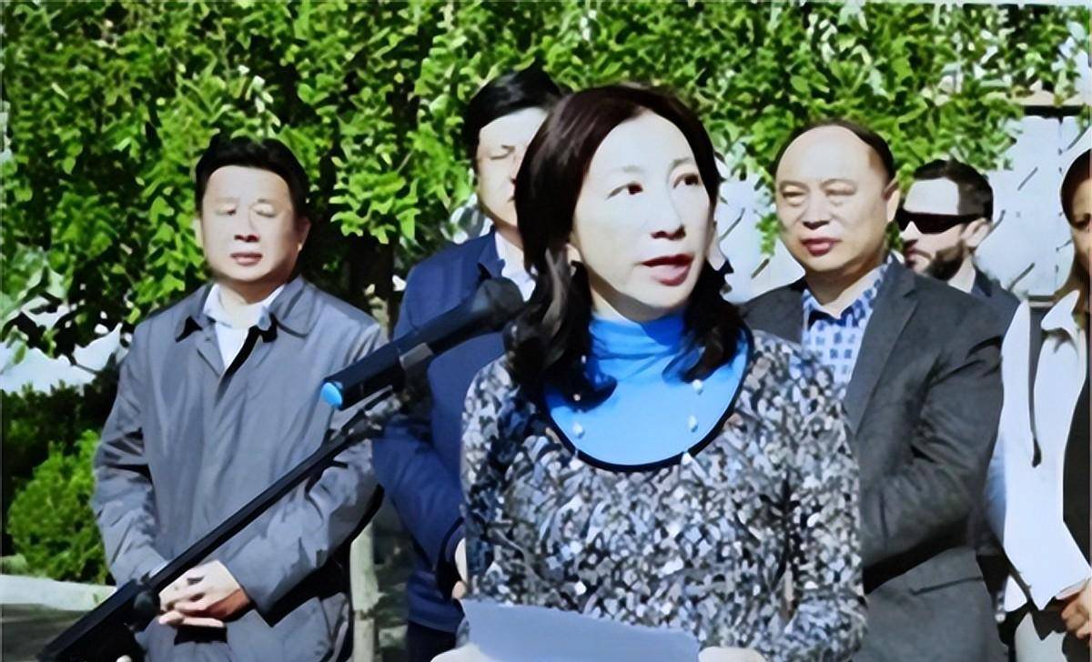 坊间流传着一个传闻,郑宜兰情感背叛,同王耀武的一位副官结为夫妻,这