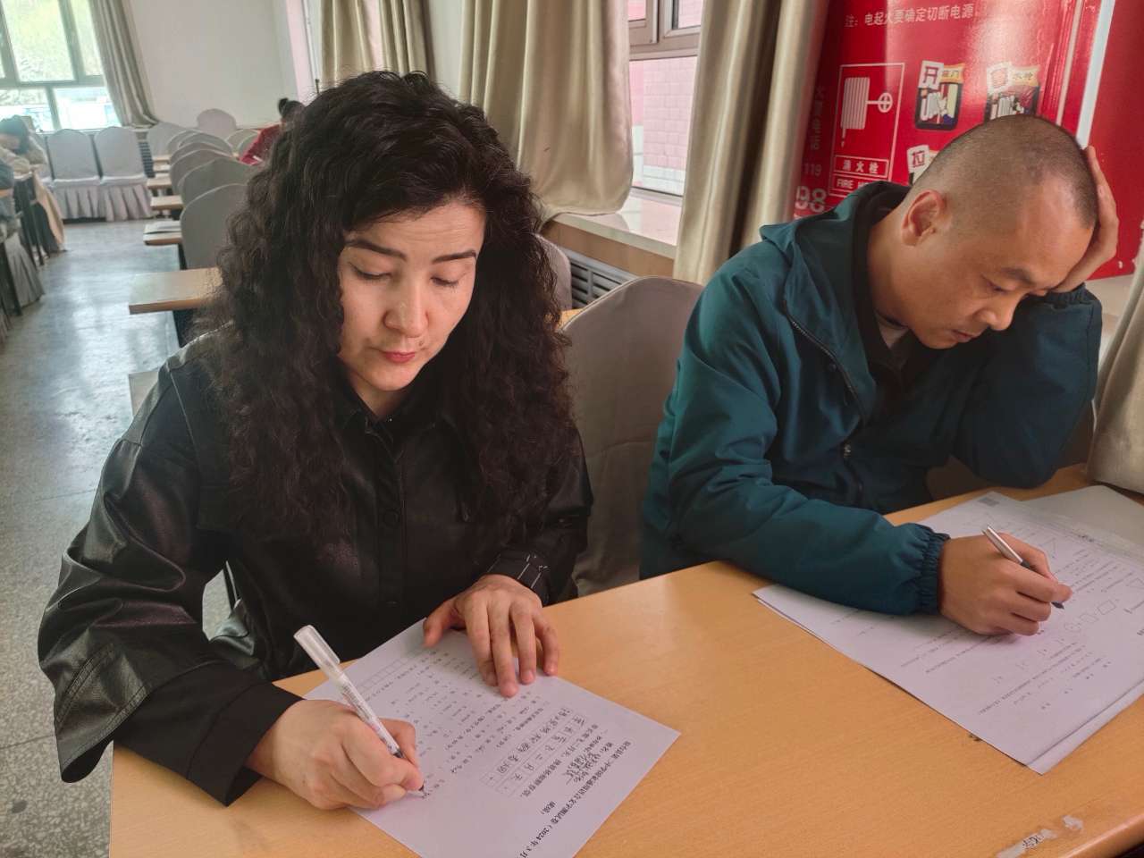 轮台县第二中学与联盟校共同开展教师专业 知识考试