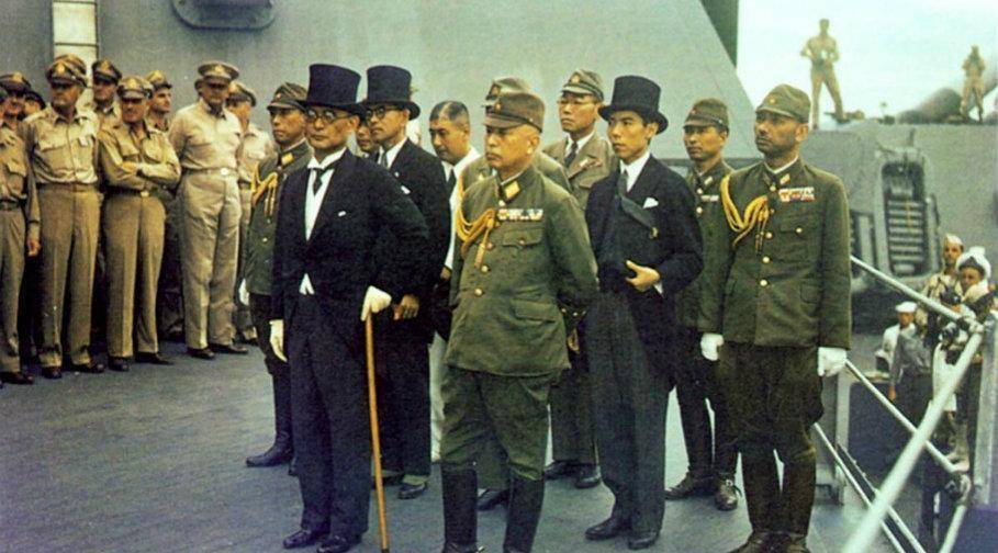 新任外相重光葵代表日本天皇和政府,陆军参谋总长梅津美治郎代表帝国