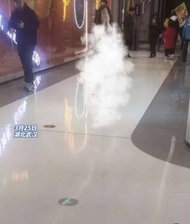 原创玩笑成真武汉洪山区万达广场女子裸奔