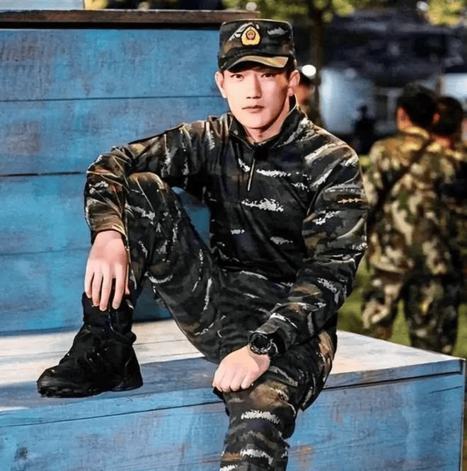 原创张馨予何捷街头被偶遇36岁何捷打扮时尚住广州15万一平富人区