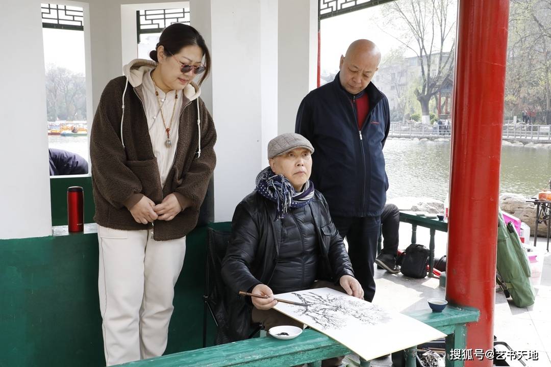 右 王哲副秘书长右起:常格秘书长,张奇副秘书长莲湖公园内,湖水波光