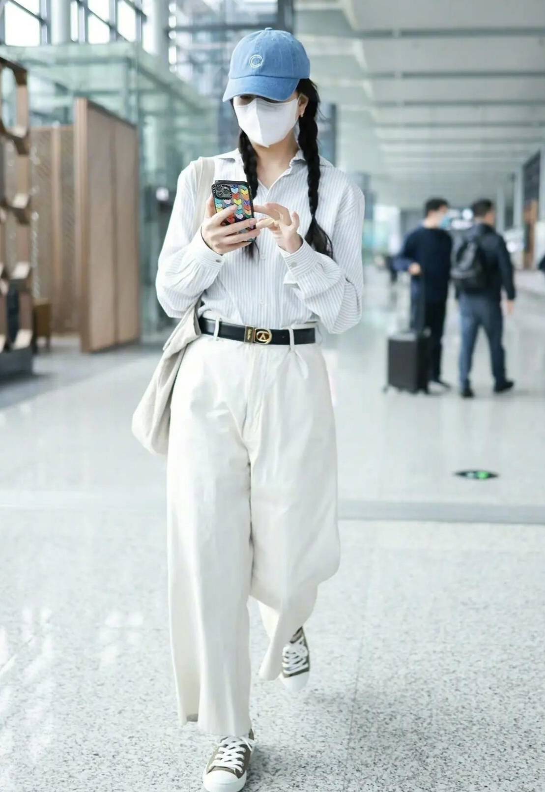 原创殷桃最新穿搭秘诀开衫小黑裤帆布袋佛系风格减龄又洋气时髦感爆棚