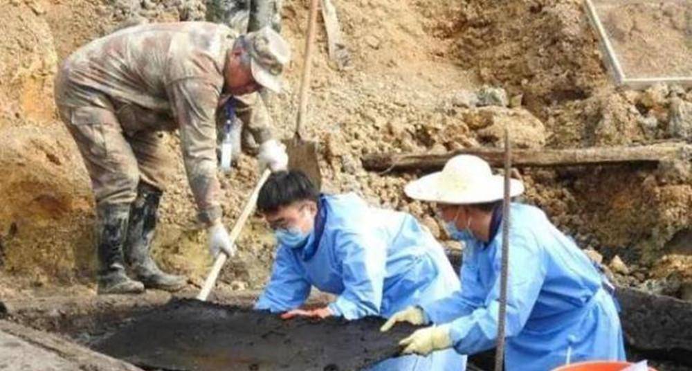原创2002年江苏挖出汉代古墓千年女尸重见天日面目狰狞吓坏众人