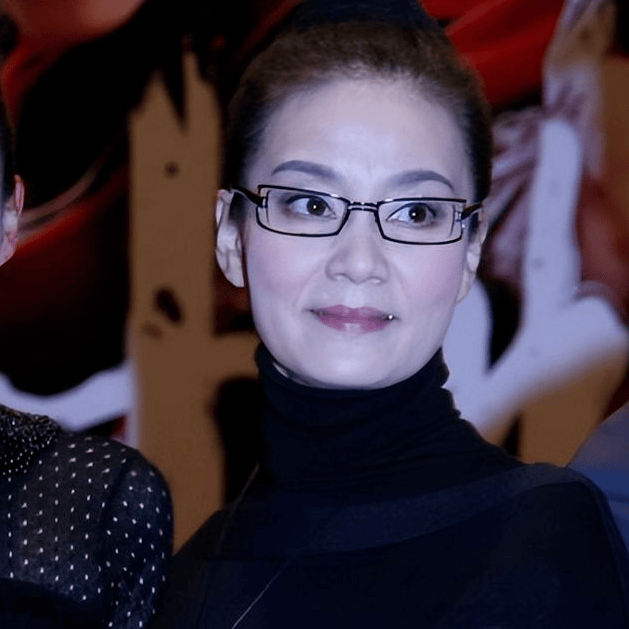 被潘虹的老年状态惊艳到:69岁头发花白,穿衣极简却高级有气质