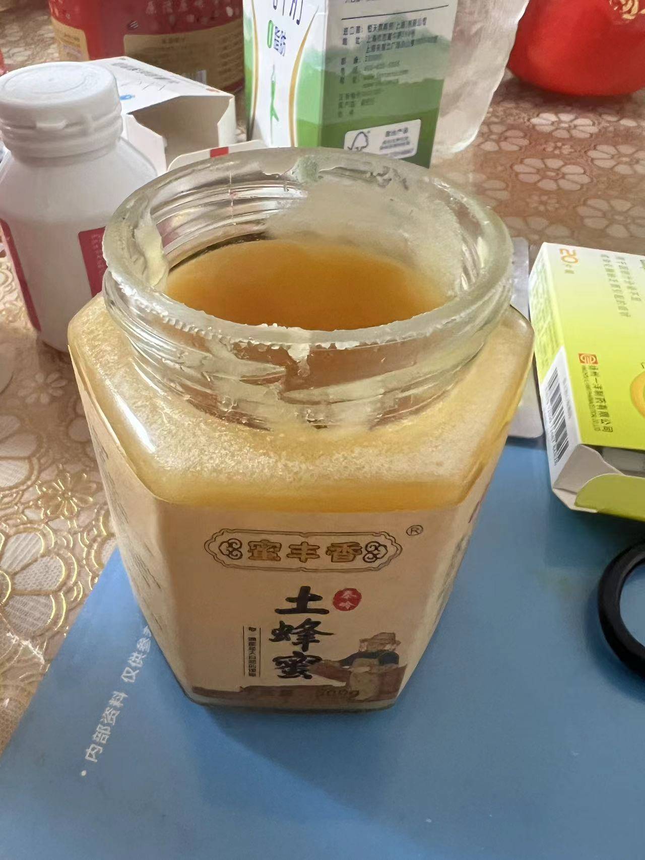 自家蜂蜜放久了还能吃吗(蜂蜜在家放了好长时间还能喝吗)