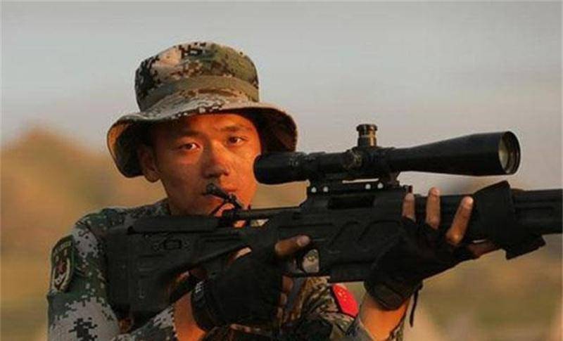 这是中国队在比赛中的第一次亮相,所有人的目光都在注视着他们,是一鸣