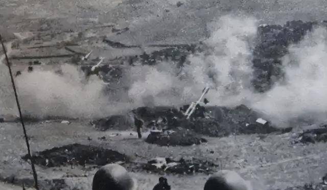 1连副连长林玉贵迅速命令2排6班的战士们跟在弹幕后面,使用爆破筒清除