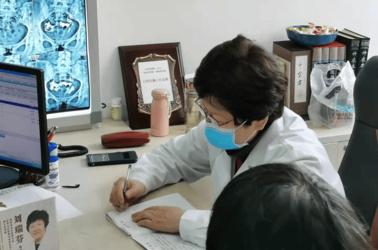 名老中医刘瑞芬教授在济南青华医院会诊