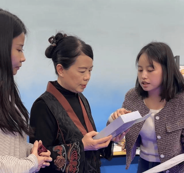 原创许敏开启年后首次带货身穿国风衣服气质华贵田静郭威带娃春游