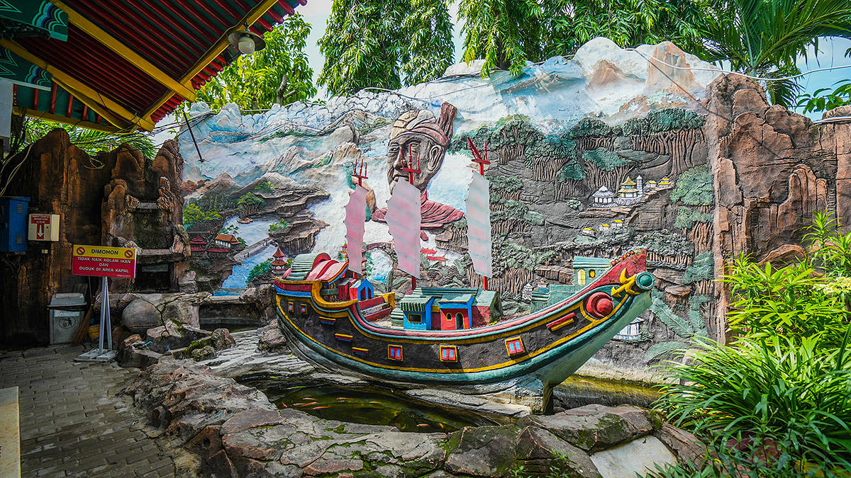 在印尼爪哇岛的泗水城市市中心有座中式建筑的郑和清真寺