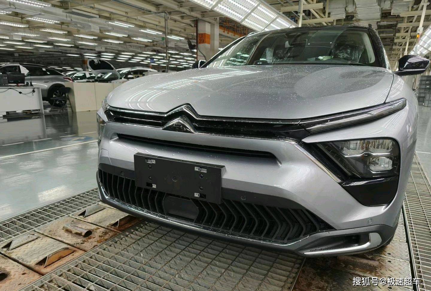 实拍雪铁龙c5x,新一代家族化设计语言,饱满大气_搜狐汽车_搜狐网
