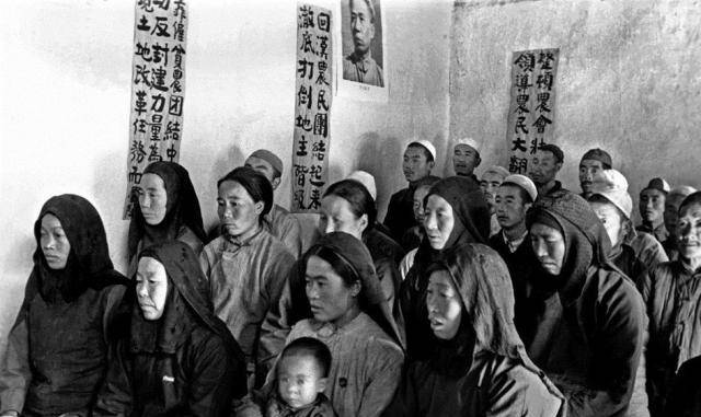 原创1951年土改现场图3大家等待分地主财物图8地主跪在台上被批斗