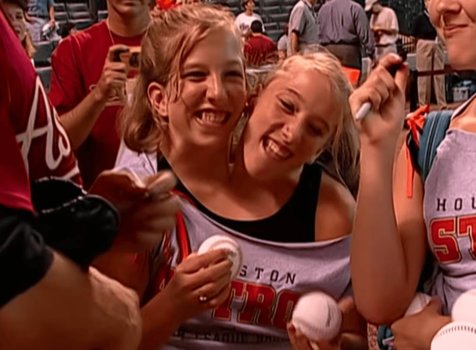 双头姐妹的"共嫁"奇缘:一个家庭的爱与融合_abby_故事_briana