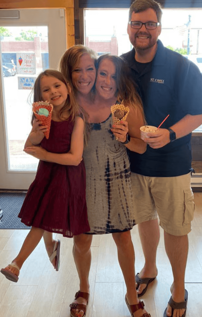 双头姐妹的共嫁奇缘一个家庭的爱与融合