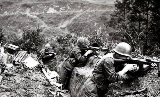 原创午夜零点越军手雷突然扔到身边一声巨响后班长肠子炸出14个洞