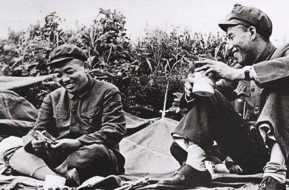 原创向敌人冲锋不算啥几个人端扁担冲锋喊缴枪不杀俘虏十来个才牛