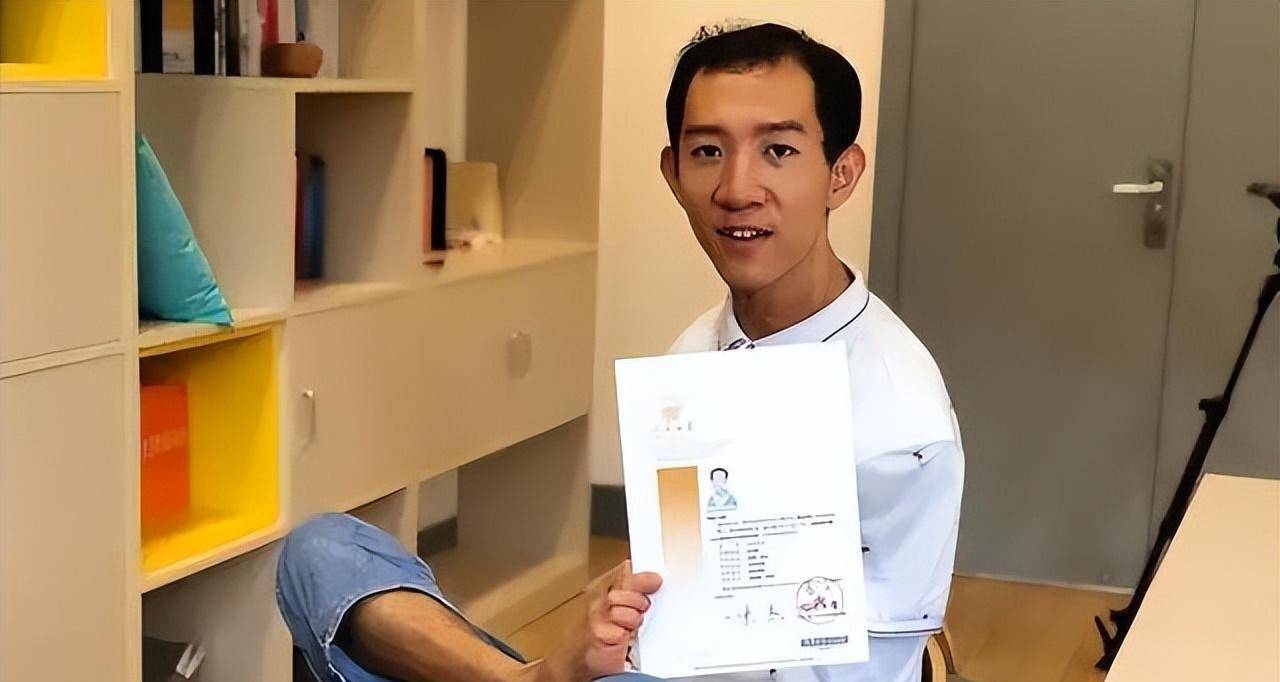 原创无臂少年彭超6岁失去双臂用双脚高考进川大今已通过法考