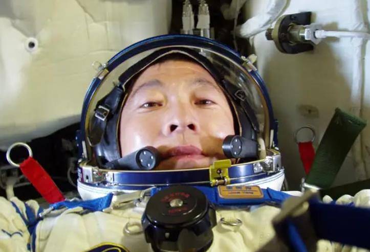 原创我国共13人上过太空为何两位是航天英雄其他是英雄航天员
