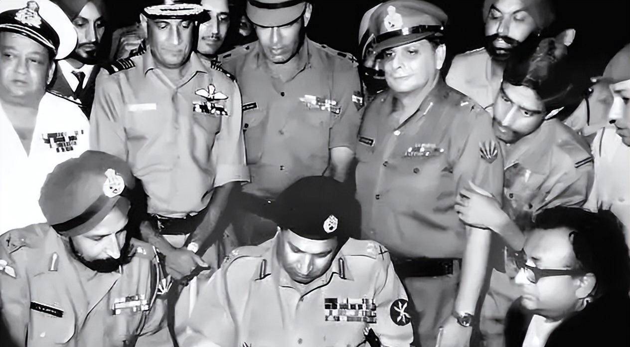 印度唯一女总理英迪拉:曾让400万男人绝育,67岁被贴身警卫枪杀_东巴