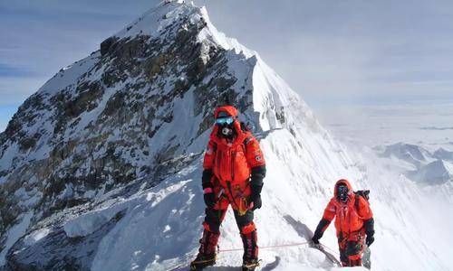 她与丈夫同登珠峰却被丈夫遗弃山顶她绝望哀求请不要丢下我