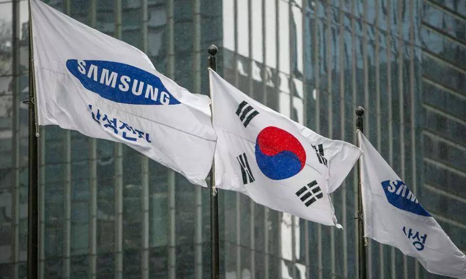 李承晚不重视经济发展和民生改善,他的政策是先统一再建设,不统一不