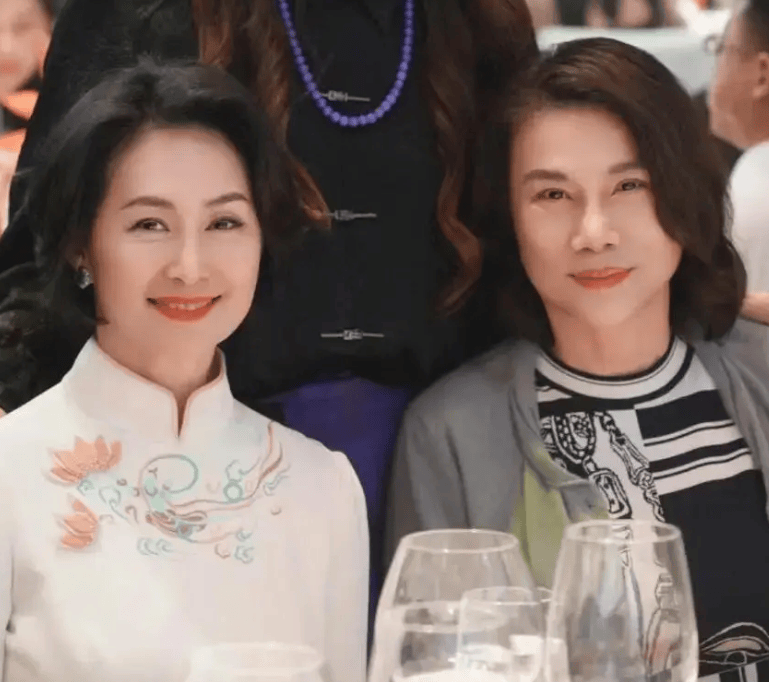 原创何超琼着华美旗袍出席盛宴与董明珠的同框赞叹女强人和实干家的