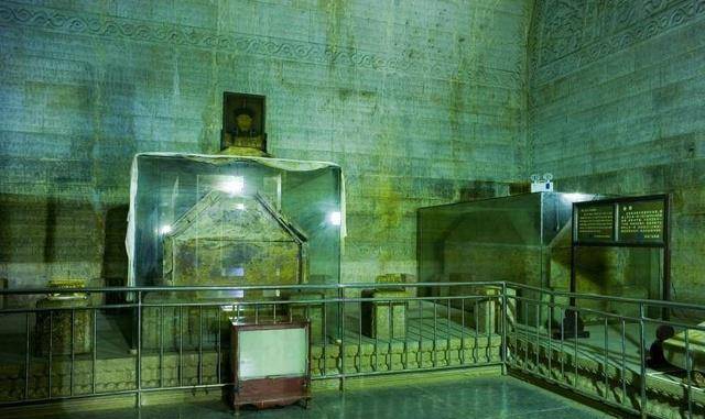 乾隆皇帝骄傲一生死后尸体被拖出棺材任人践踏溥仪得知跪地嚎哭