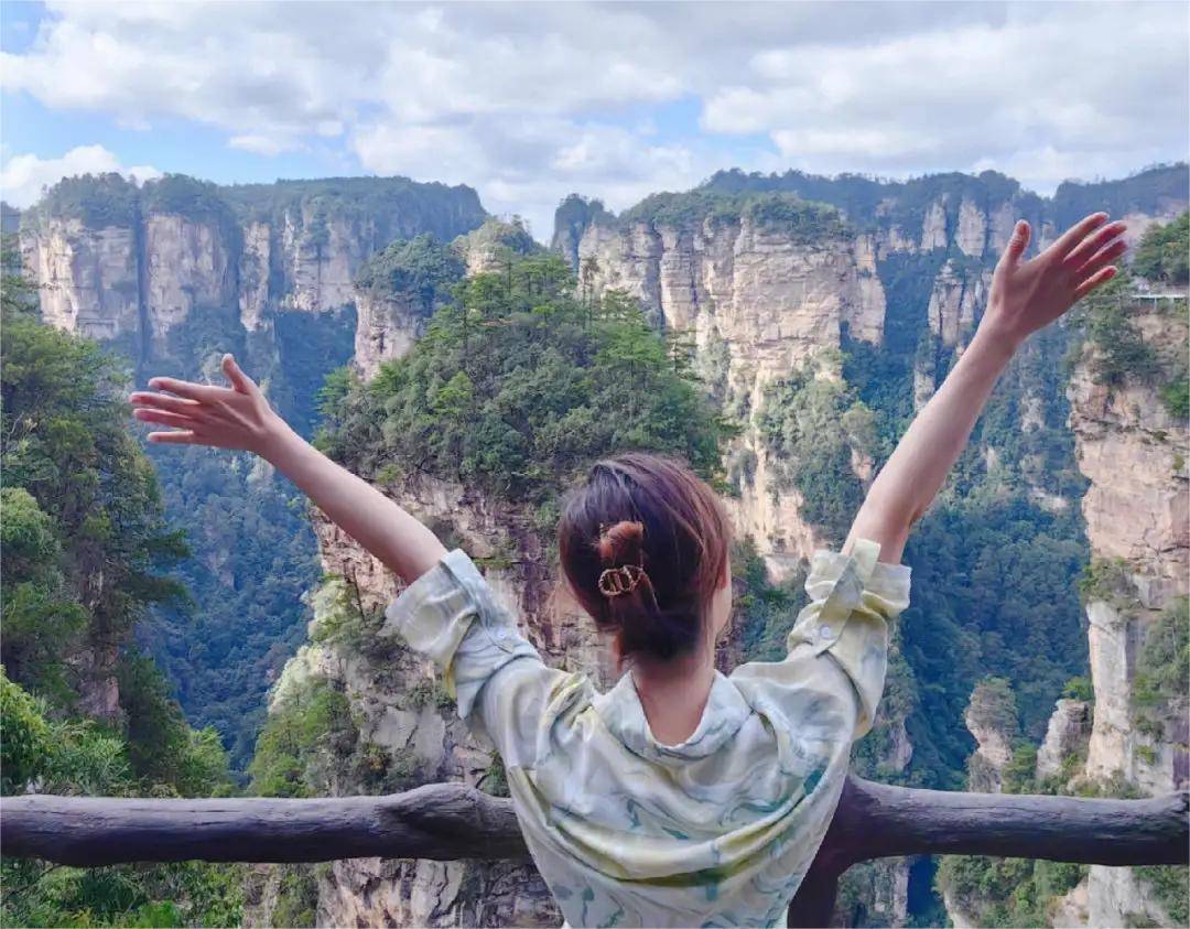 张家界本地导游小芬:183 7429 9927(微信同号)免费旅游咨询,长按复制