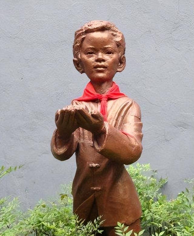 1949年小萝卜头被特务杨进兴连刺三刀牺牲时手里攥着半截铅笔